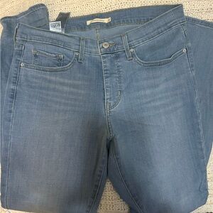 Levi’s 311 Shaping Skinny Jeans. Size 31
